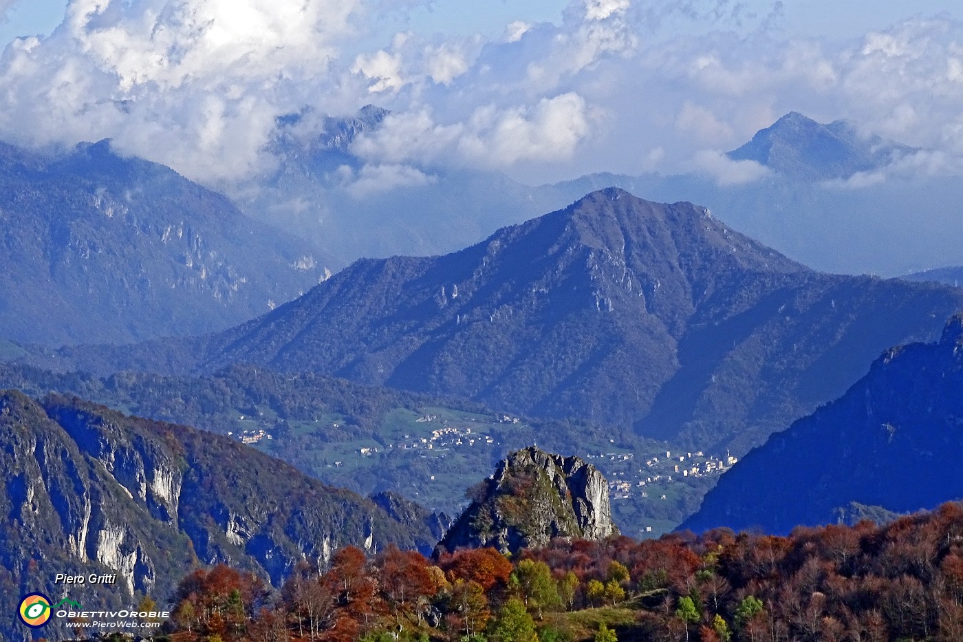 71 Zoom sul Monte Gioco con in primo piano Corno Zuccone.JPG -                                
